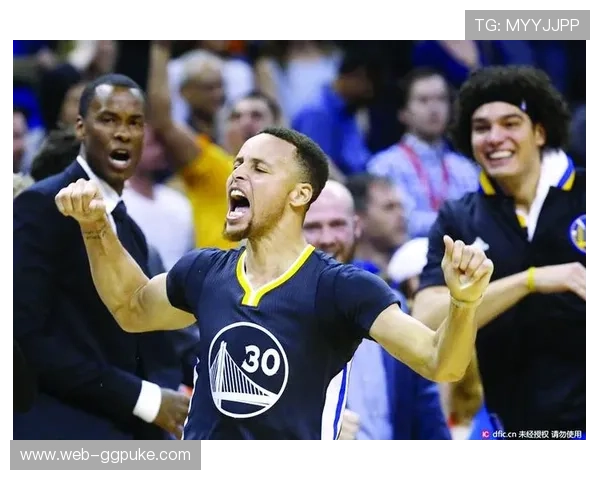 暂停期间小朋友中场投篮命中，全场起立鼓掌