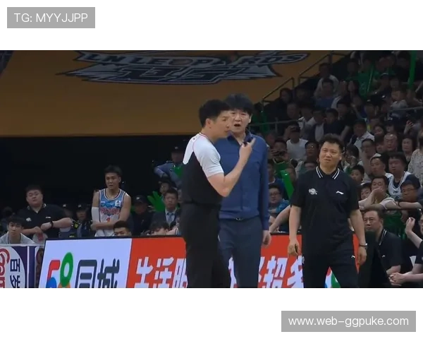 山东高速队主帅邱彪不满判罚怒摔西装,被驱逐离场 山东高速队主帅邱彪不满判罚怒摔西装,被驱逐离场