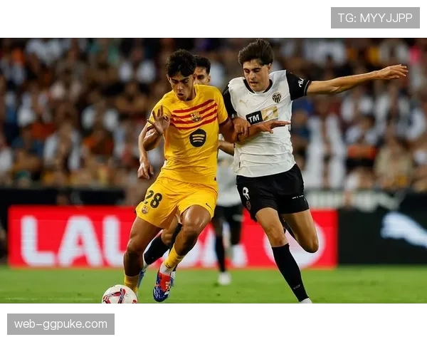 特写：老将布斯克茨替补登场，收获巴萨生涯第700次出场纪念